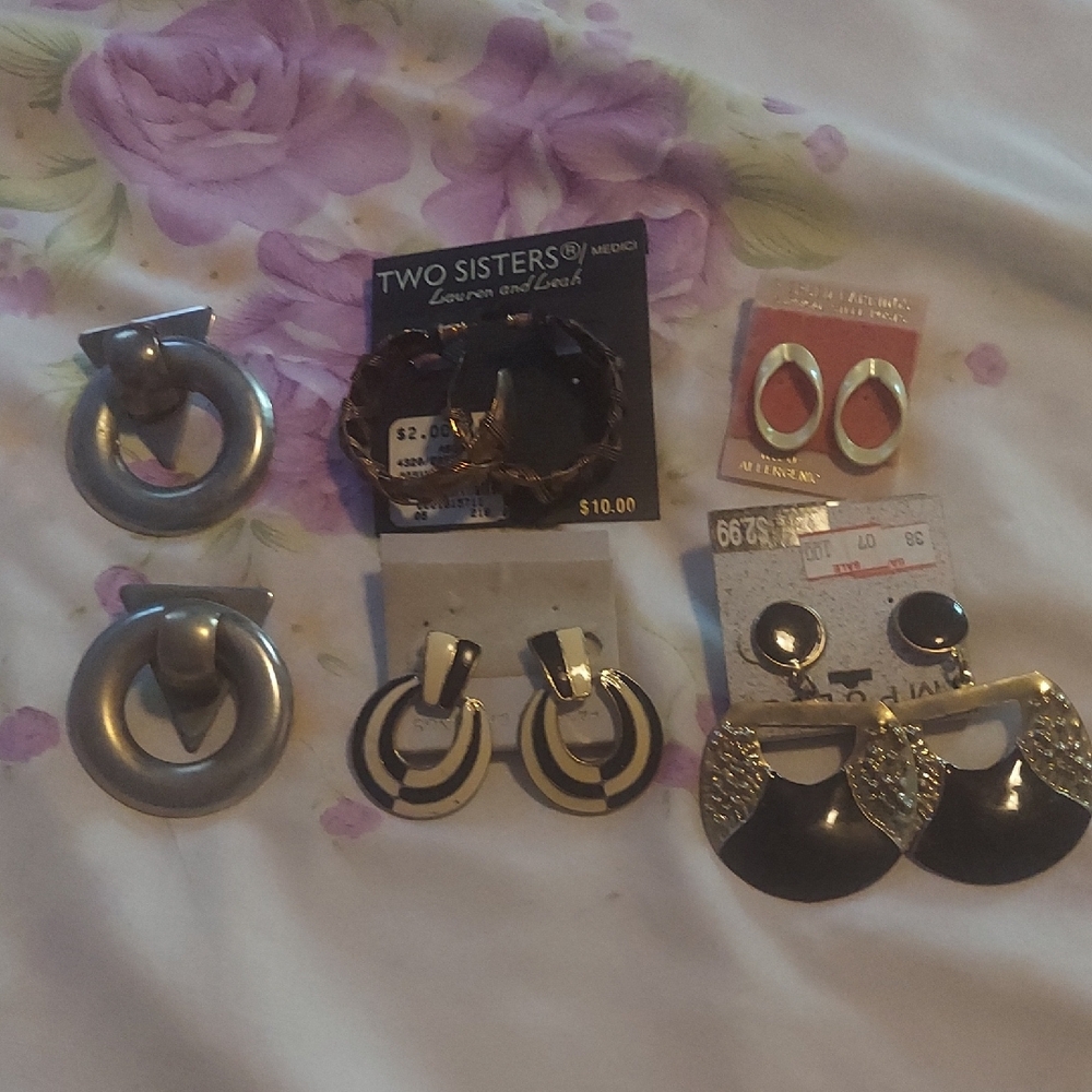 6/$10 5 Pcs For $6  Vintage Set Of Silver and Gold Earrings Set  (1)